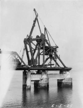Bascule counterweight system under construction : May 6, 1925