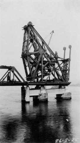 Bascule counterweight system under construction : May 26, 1925