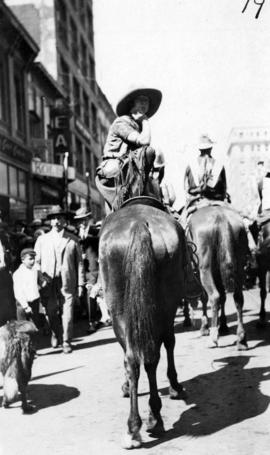 [A woman on horse back during the visit of Douglas Haig, 1st Earl Haig (Field Marshal)]