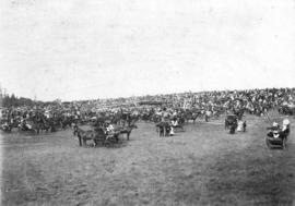 [Crowds surround the 1st and 2nd Battalion, 5th Regiment, Canadian Garrison Artillery at Beacon H...