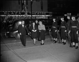 [People being dropped off at the entrance to the Orpheum for the opening of "Meet the Navy&q...