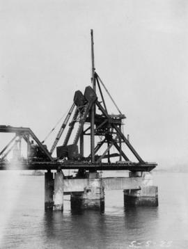 Bascule counterweight system under construction : May 5, 1925
