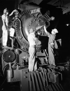 Canadian Pacific Railway - [women] cleaning engine [2716]