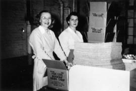 Selma Otto and Jean Waugh packing Rogers' Golden Syrup