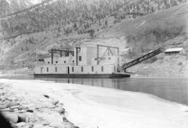 [Gold dredge "Bliss No. 1" at Horse Beef Bar on the Fraser River near Lillooet]