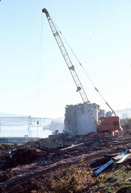 Columbia Grain Elevator [during demolition at] 2700 Wall St[reet]