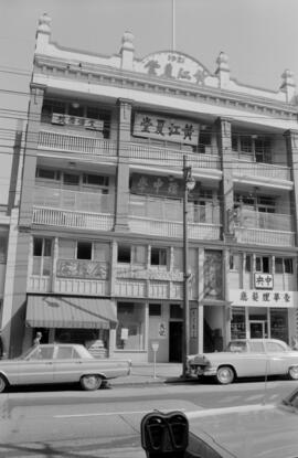 [125 East Pender Street - Ho Wah Barber Shop and sign for Hai Fung Association]