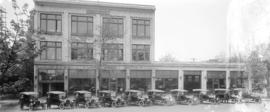 [Fleet of cars in front of the Begg Block, Begg Motor Company]