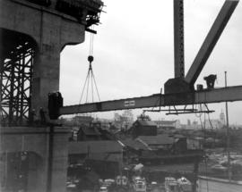 Steel closure at pier M1 [installation of steel support beam]