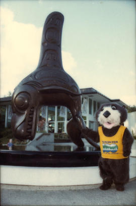 Tillicum beside Bill Reid orca sculpture at the Vancouver Aquarium
