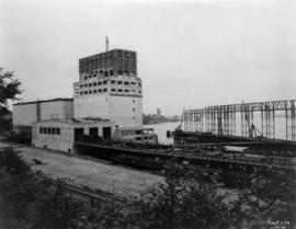 Alberta Wheat Pool elevator under construction