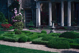 Gardens - United Kingdom : Barnsley House, Mrs. Verey, knott garden