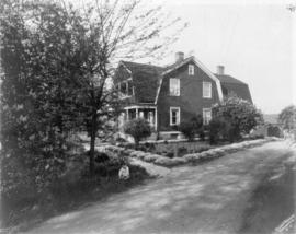 [The Smith Family house and garden at 2017 Kingsway]