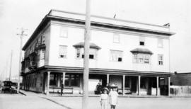 [Board of Trade trip - Two children standing in front of hotel or apartment building]