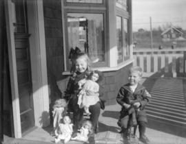 [Jean and Jack Davidson on porch of "Braeriach" at 2119 West 42nd Avenue]