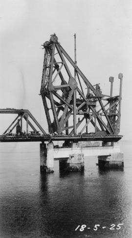 Bascule counterweight system under construction : May 18, 1925