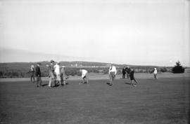 [United States President Warren G. Harding putting on green at Shaughnessy Heights Golf Club]