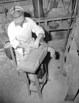 Bordeaux [Company employee using a grinding machine]