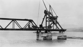 Bascule counterweight system under construction : May 2, 1925