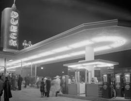 Dueck Chev. Garage Broadway : night with spot lights