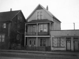 [One-and-one-half storey house (ca 1900) at 568 Keefer Street]