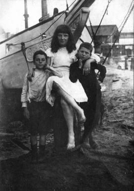 [Merle Matthews, Winnie Tolley and Hugh Matthews in front of the schooner "Siren"]