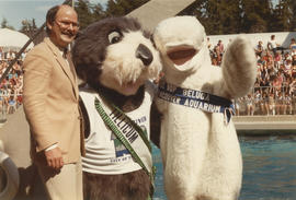 Mike Harcourt, Tillicum and Bee Bop Beluga at the Vancouver Aquarium