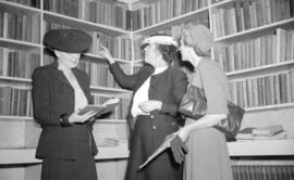 [Women in the library of the Burrard Servicemen's Centre, 636 Burrard Street]