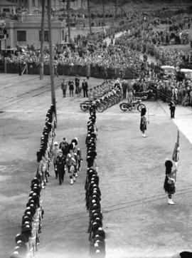 [King George VI inspects a military guard]