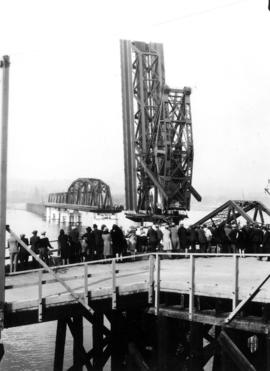 Wreckage of the Second Narrows Bridge collapse with onlookers