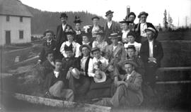 [Group of men and women assembled at Barnet Beach]