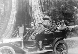 [H.T. Lockyer and others in front of the Hollow Tree at Stanley Park]