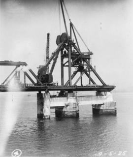 Bascule counterweight system under construction : May 4, 1925