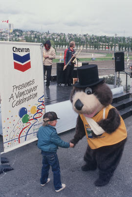 Tillicum greeting child at Hastings Racecourse