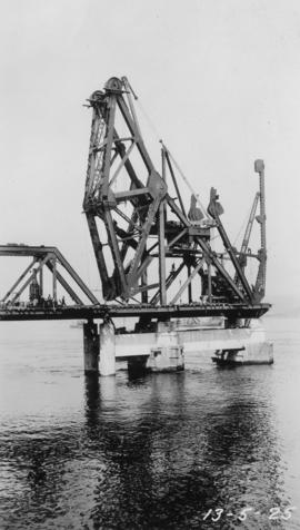 Bascule counterweight system under construction : May 13, 1925