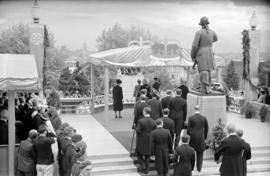 [King George VI and Queen Elizabeth at reception outside City Hall]