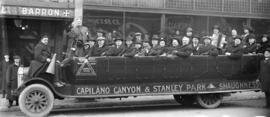 [Group of men and women in a Triangle Tour Car in front of the Hotel Barron]