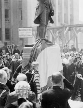 Sir Percy pulls cord and unveils statue [at City Hall]