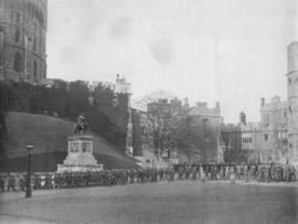 [The 2nd (Special Service) Battalion, Royal Canadian Regiment and onlookers at Windsor Castle]