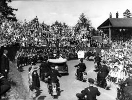 [King George VI and Queen Elizabeth being driven through Queen's Park]