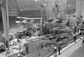 [Biplanes and visitors on the deck of the U.S. ship "Cincinnati"]