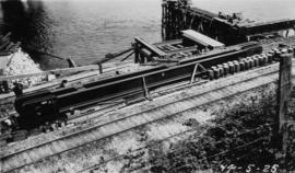 Bascule counterweight link pins : May 14, 1925