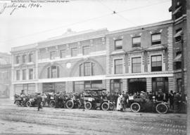 [Cars line up in front of the Massachusetts Automobile Club to support Charles J. Glidden's cross...