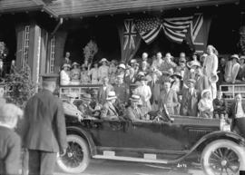 [United States President Warren G. Harding in car leaving Shaughnessy Heights Golf Club]
