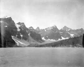 [Morraine Lake and Valley of the Ten Peaks]