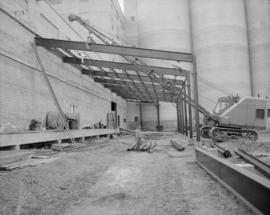 Erecting sugar warehouse canopy steel