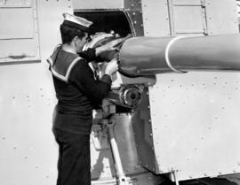 [H.M.C.S. "Fraser" sailor servicing a canon]