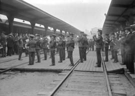 72nd Seaforths [band and crowd at railway station]