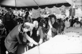 Mike Harcourt and Jeanne Sauvé cutting Centennial birthday cake