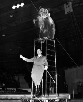 Man with bear in Moscow Circus performance